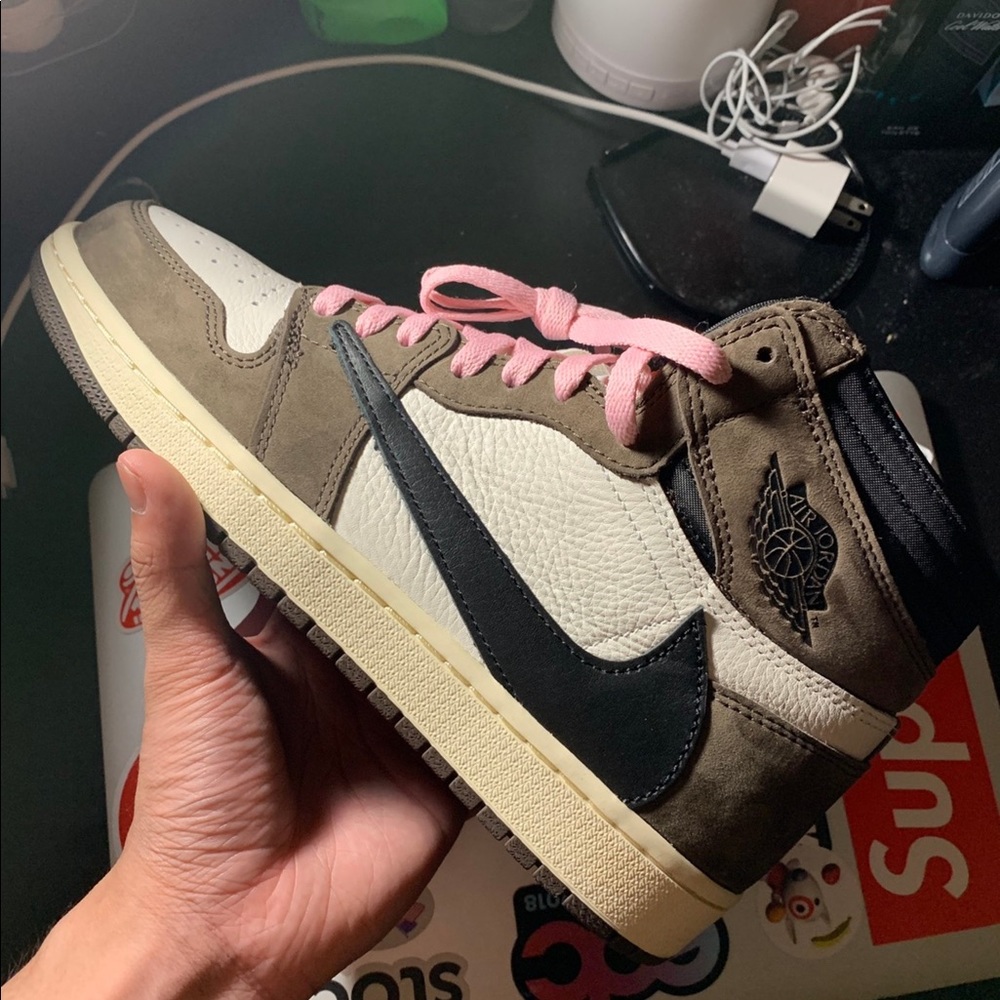 Travis Scott Jordan 1s